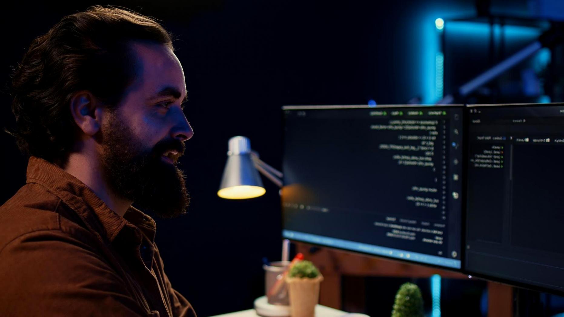 Workspace di artista 3D con personaggio animato su schermo e tavoletta grafica